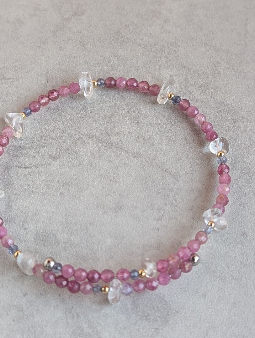 ピンクトルマリンとアイオライトと水晶の形状記憶ワイヤーブレスレット