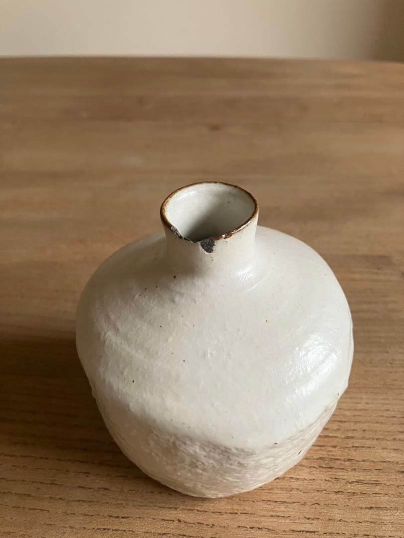 花岡隆　粉引石目花入