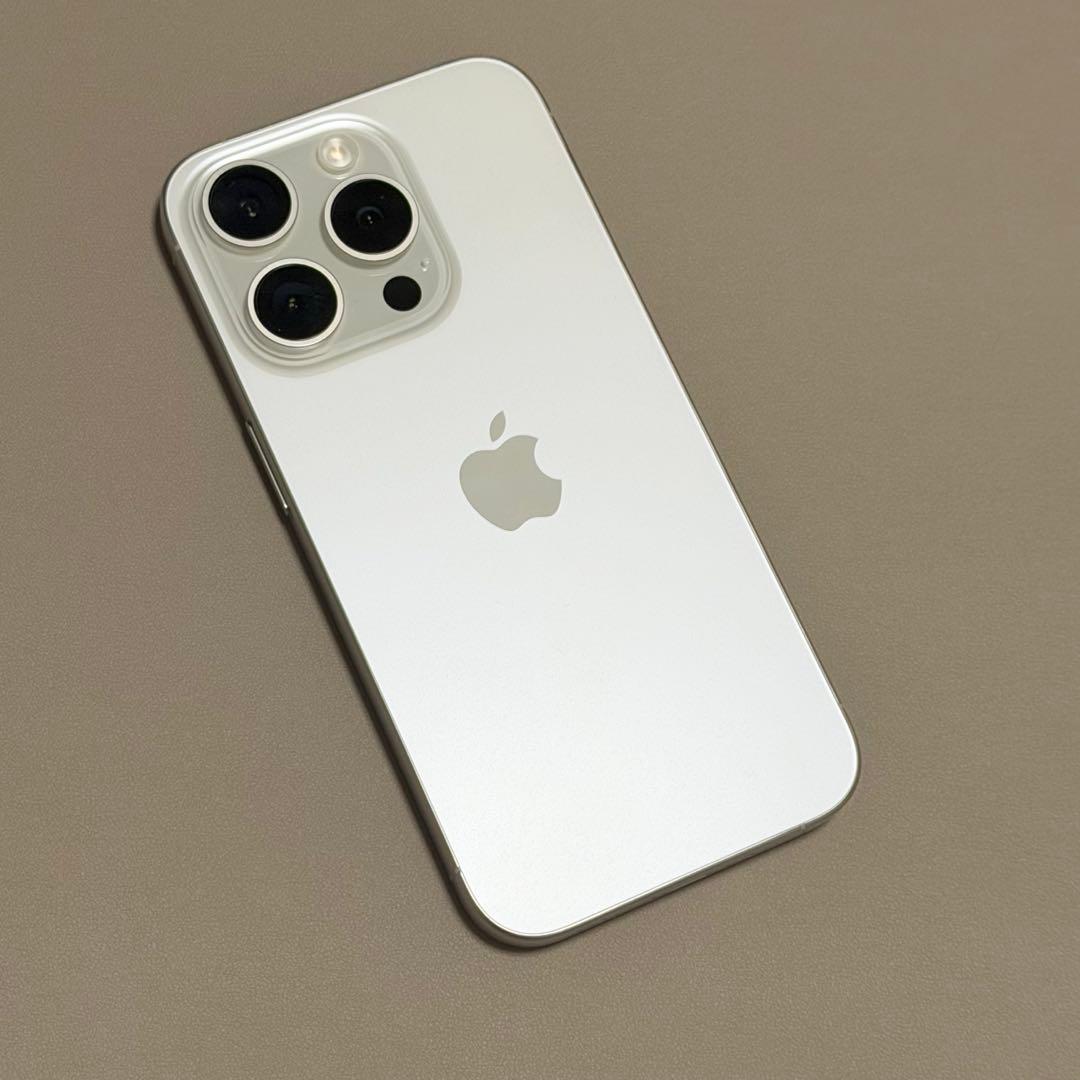 美品　iPhone 15pro 256GB ホワイトチタニウム　付属品あり