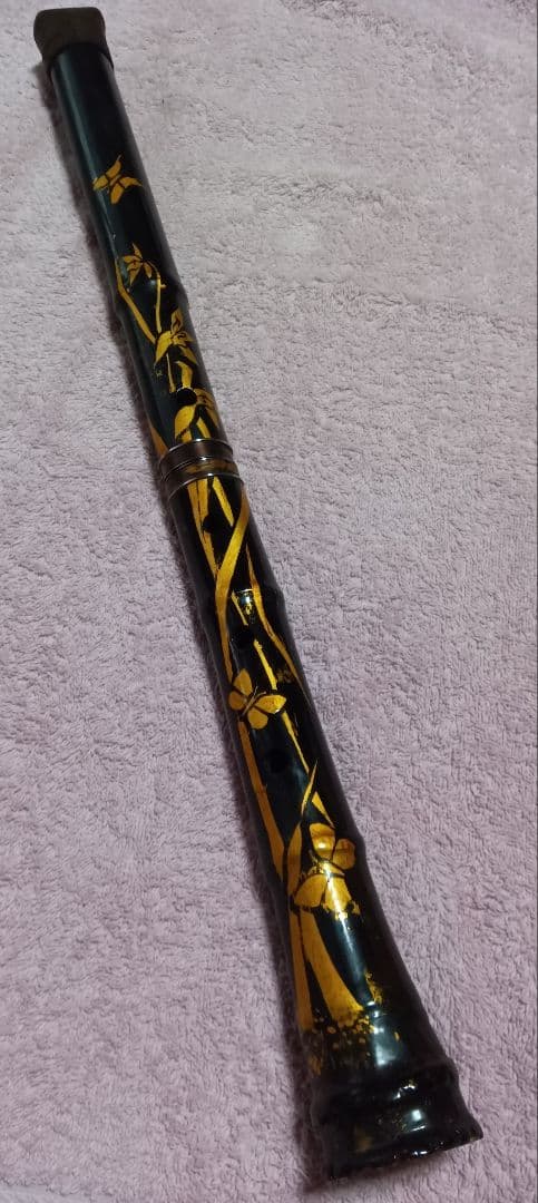 中古品*尺八 黒地に金色花柄吹き口カバー付き