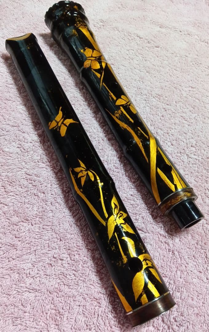 中古品*尺八 黒地に金色花柄吹き口カバー付き