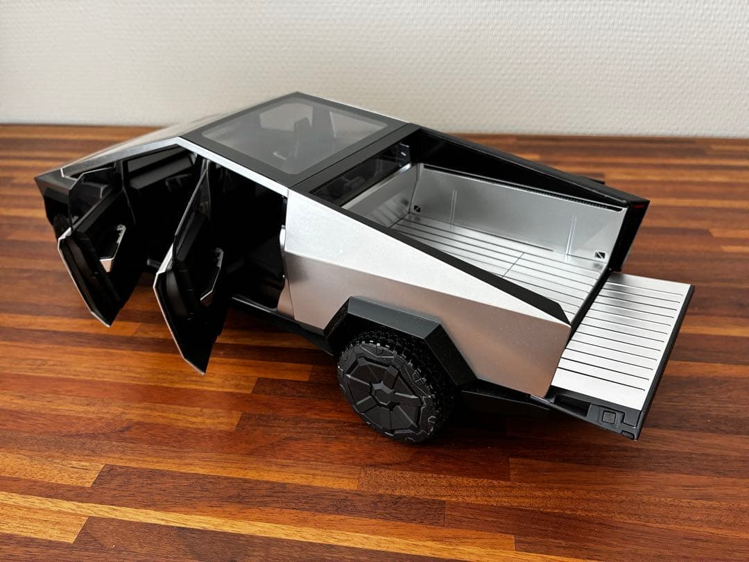 テスラ ミニカー Cybertruck サイバートラック1:18 TESLA