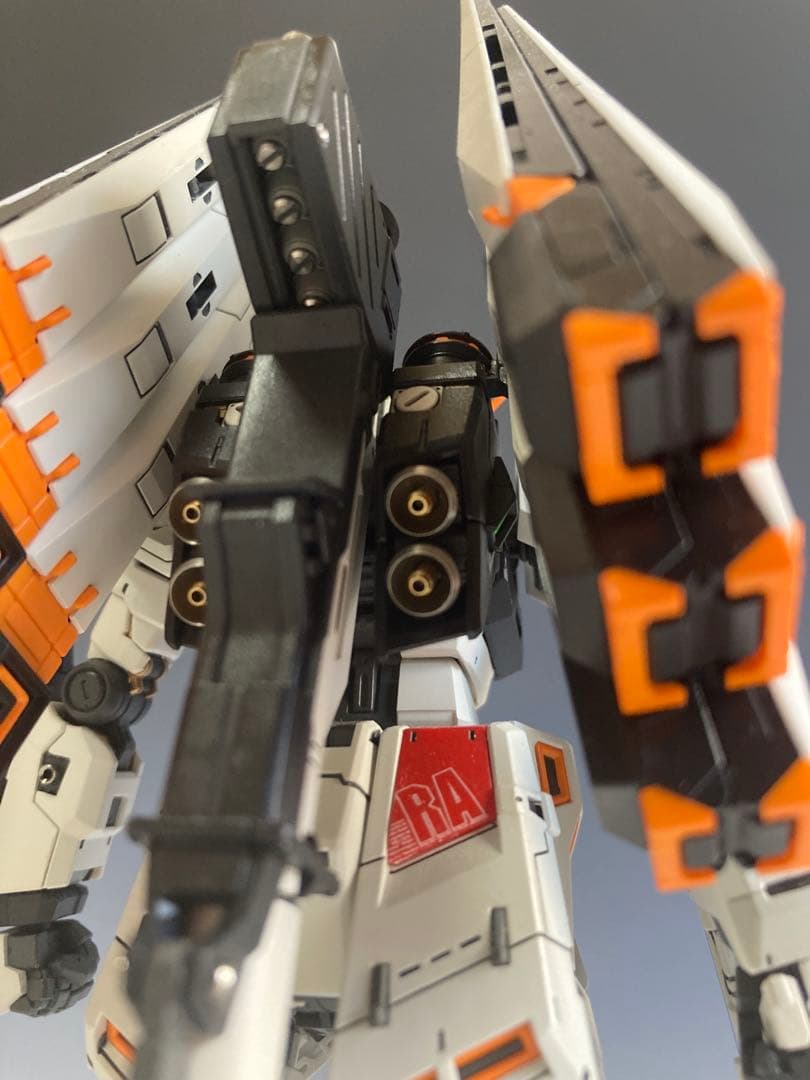 RGニューガンダム　台座付き　完全塗装品　ガンプラ完成品