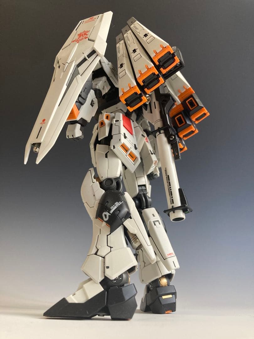 RGニューガンダム　台座付き　完全塗装品　ガンプラ完成品