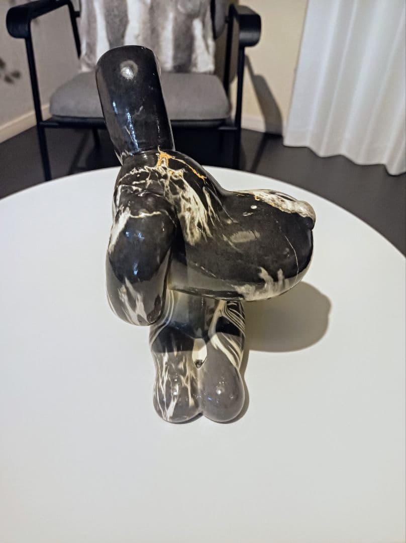 カレ　犬型マーブル模様の置物