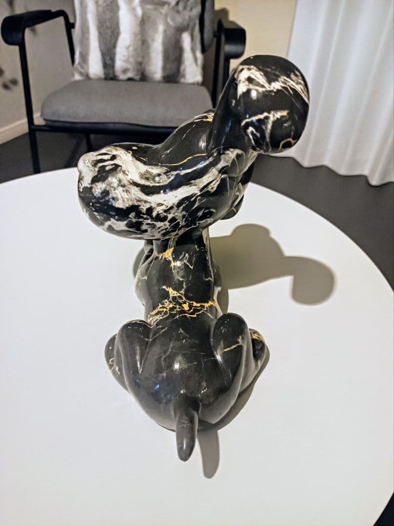 カレ　犬型マーブル模様の置物