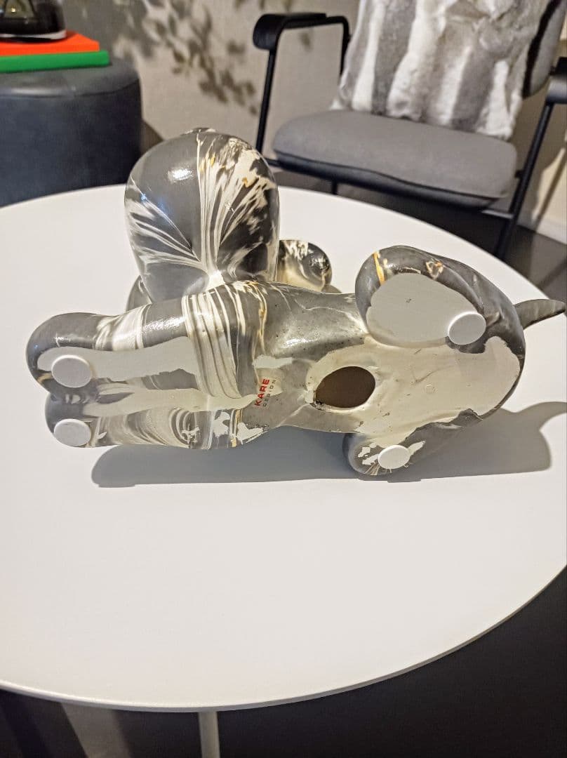 カレ　犬型マーブル模様の置物