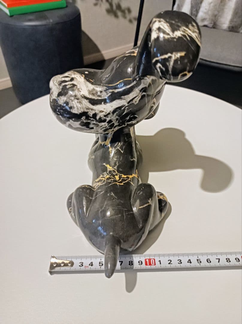 カレ　犬型マーブル模様の置物