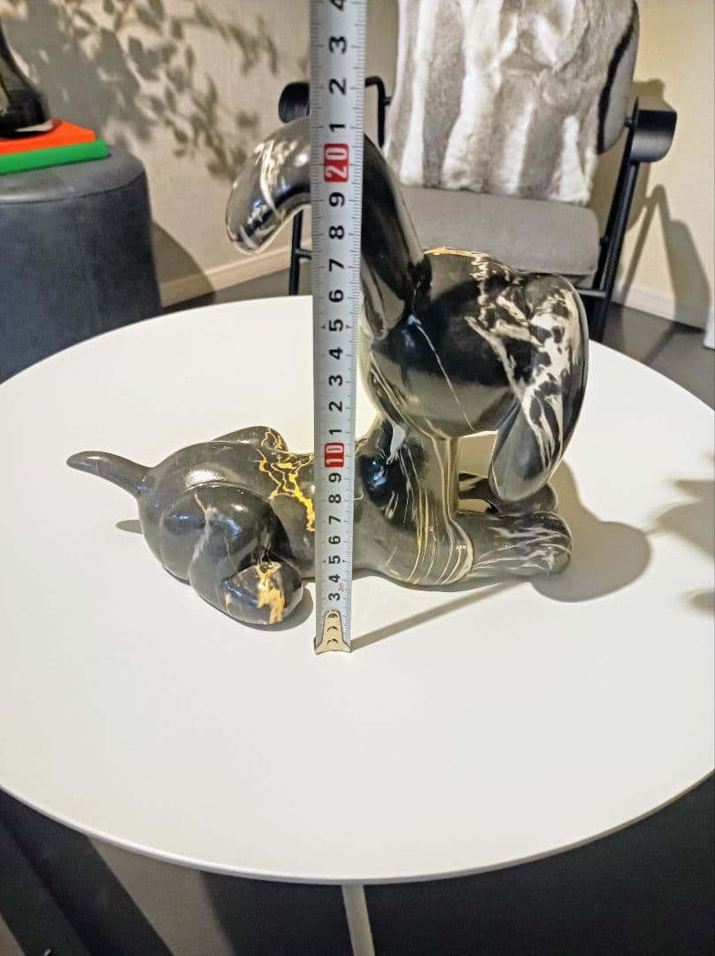 カレ　犬型マーブル模様の置物