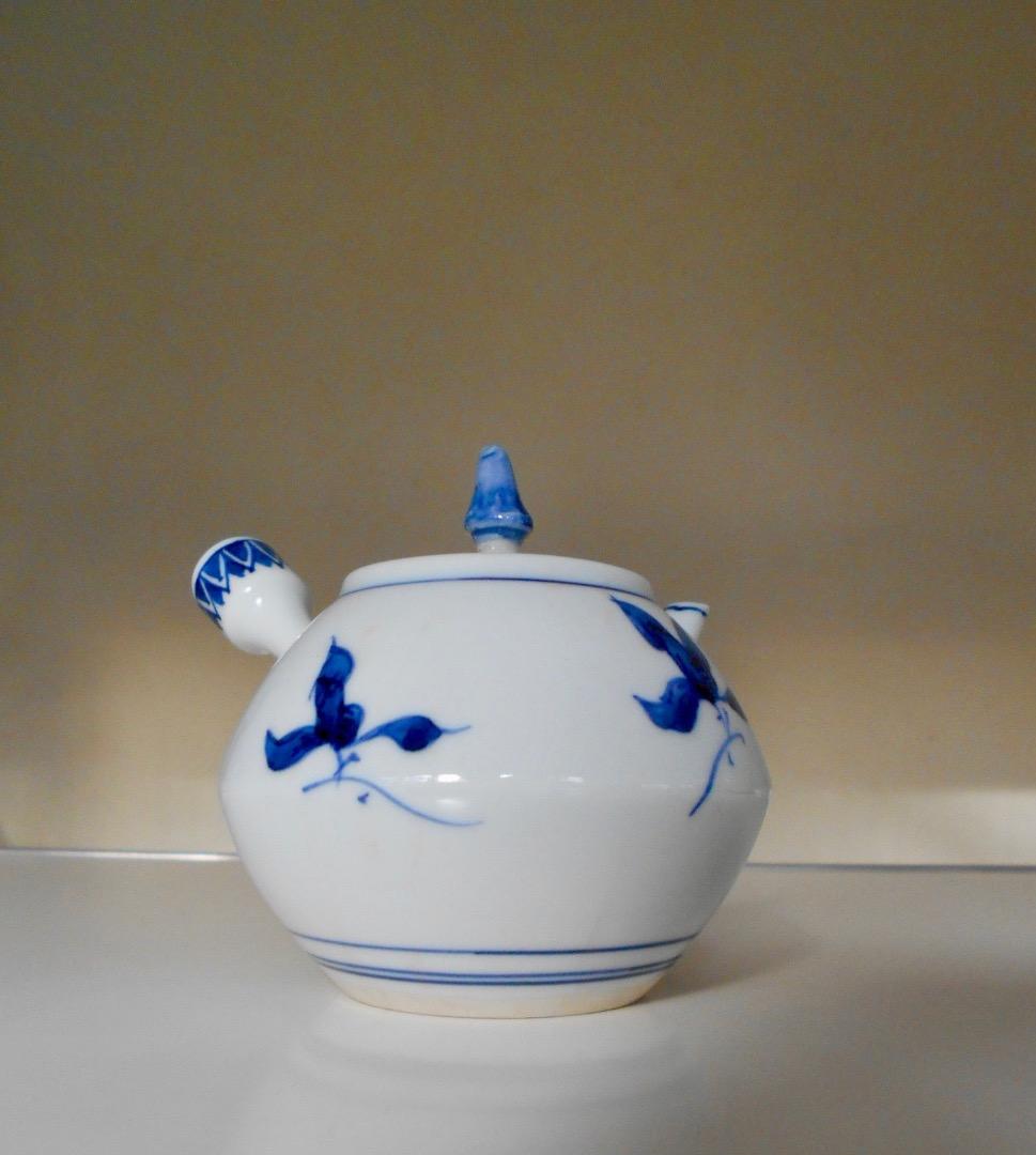 シャープな煎茶急須！長鳳作 白磁に染付 蘭紋 煎茶道 急須 工芸品