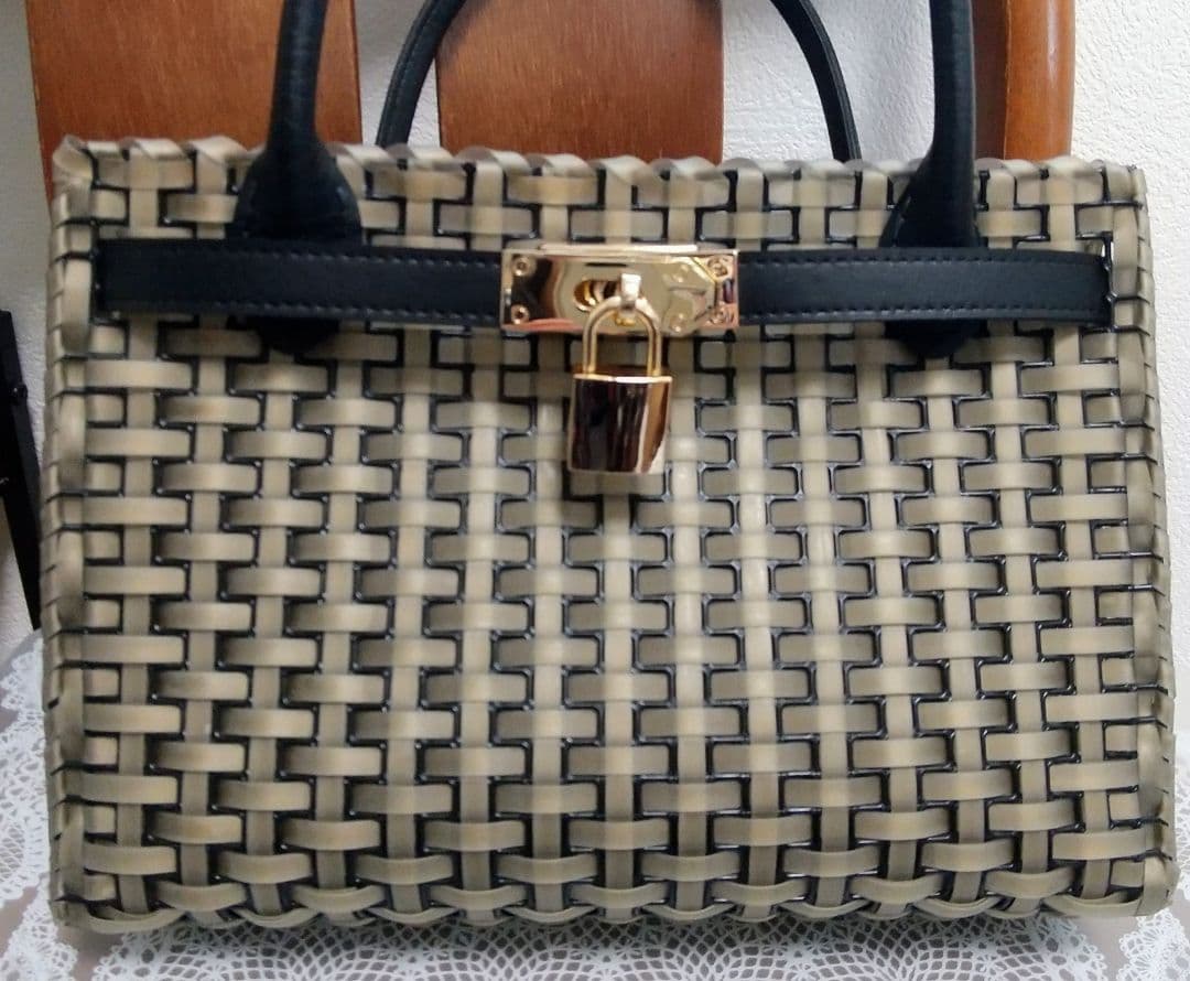 ブラック×ゴールドのカデナバッグ　パーティーバッグ