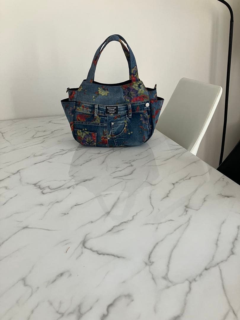 1055 tatdwtg　大きめ花柄デニムリメイクバック　ハンドメイド