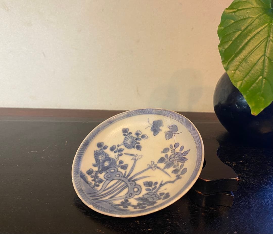 アンティーク・景徳鎮窯・染付花蝶文・豆小皿•鑑賞スタンド付・２点セット