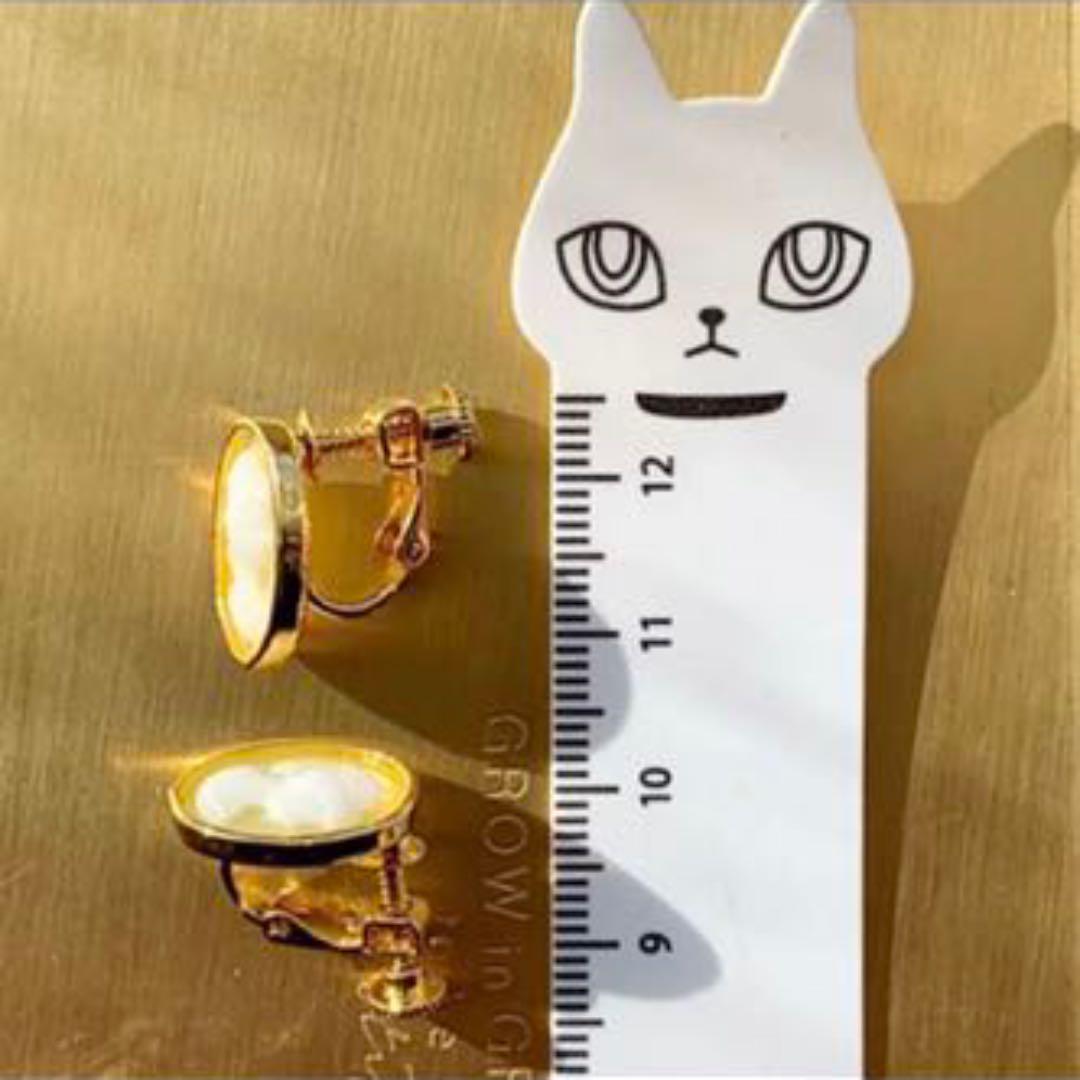 小さなカメオのイヤリング　ピスタチオカラー