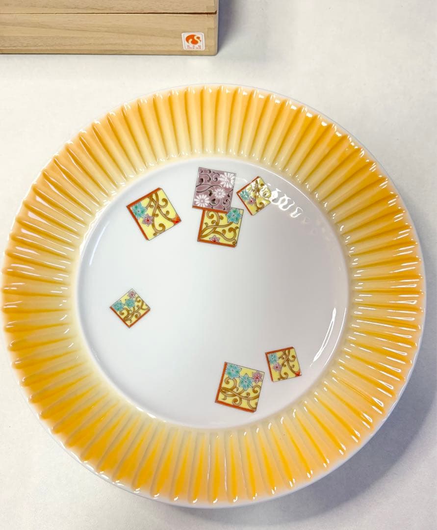 779 新品未使用品　深川製磁　宮内庁御用達　黄紫小花紋皿　一枚　食器