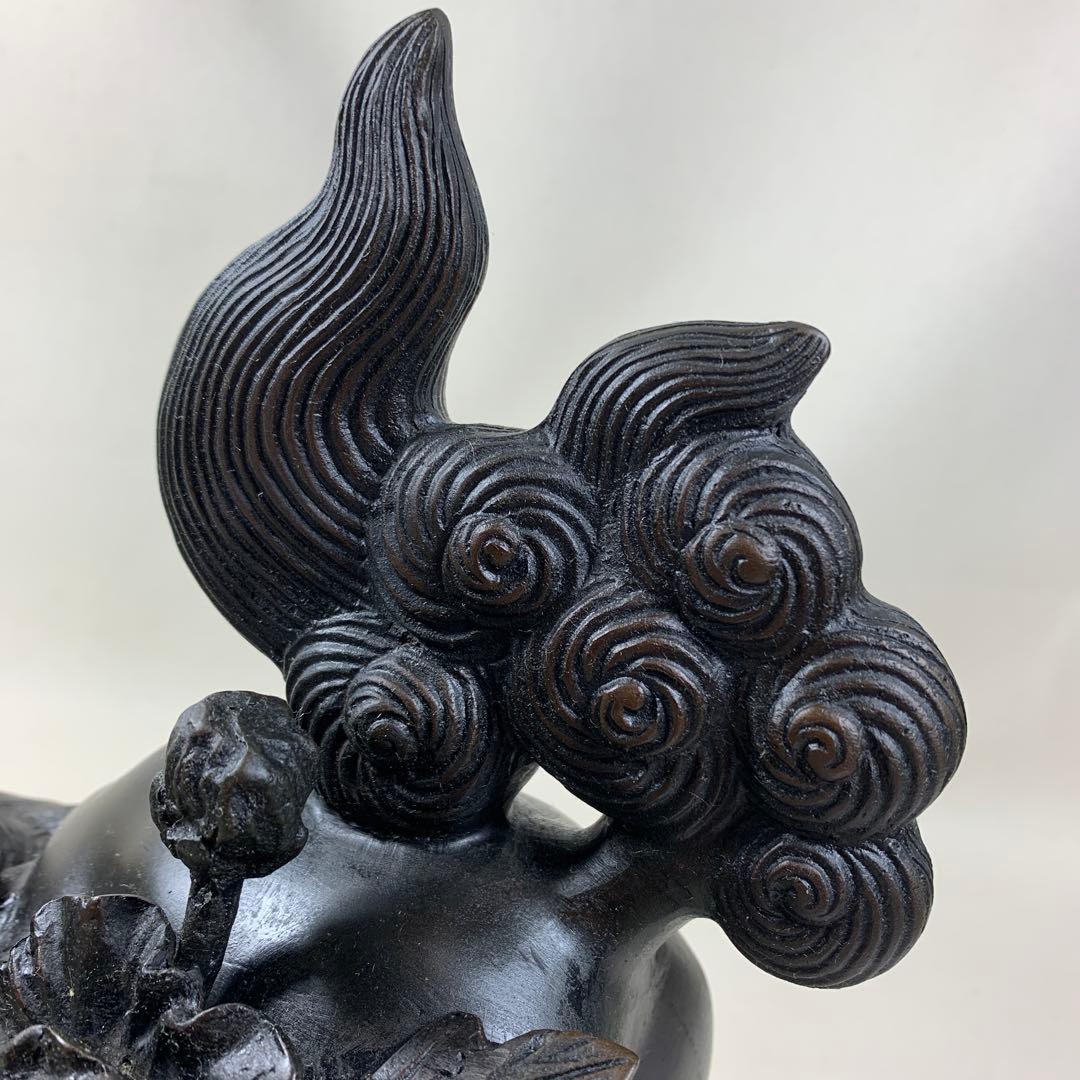 牡丹を咥えた唐獅子置物　銅器　高さ約25センチ