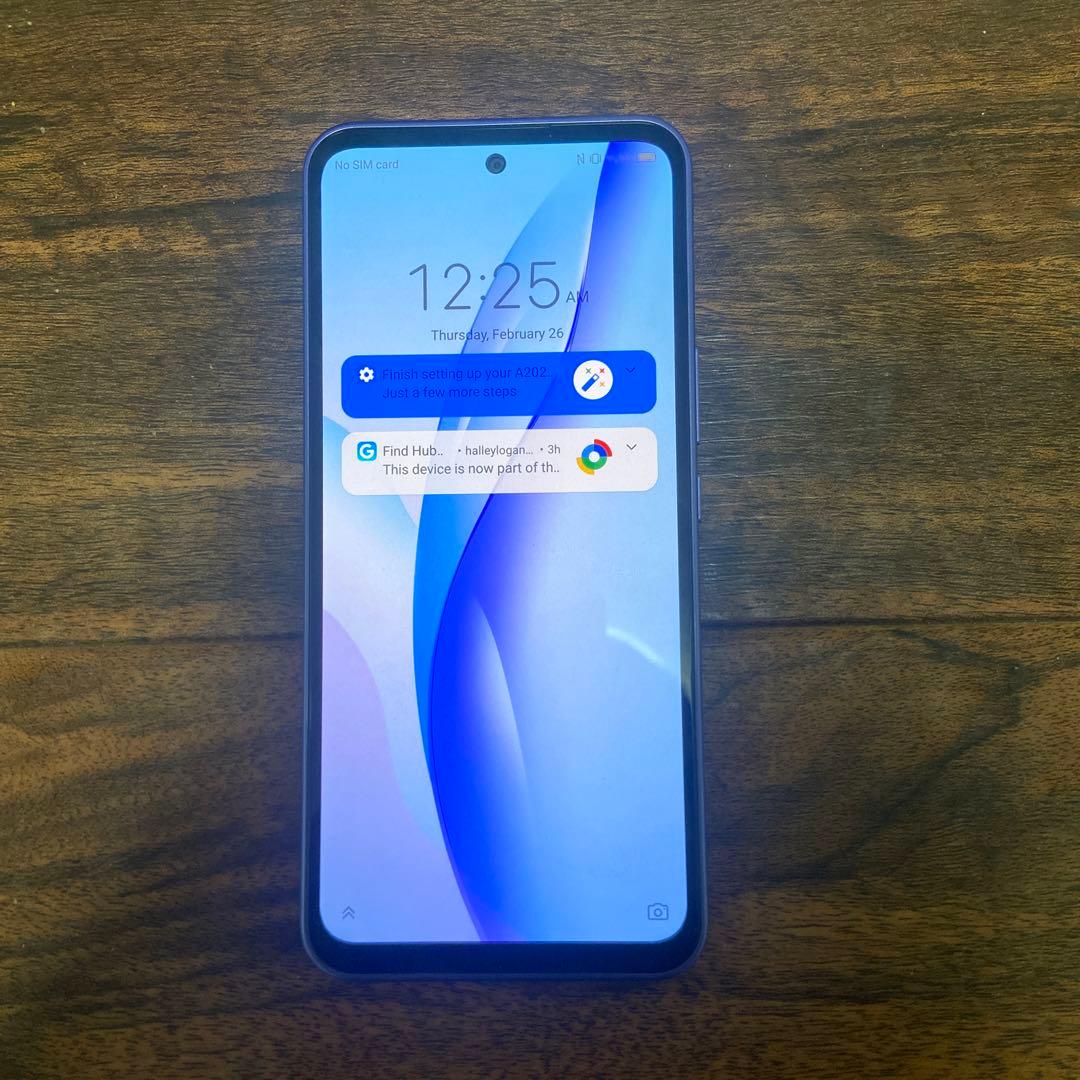 パープル スマートフォン トリプルカメラ