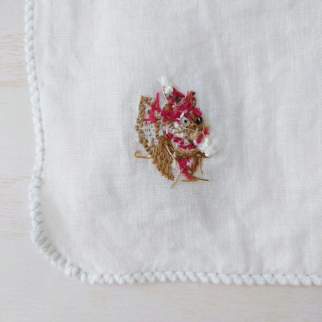 手刺繍入ちっちゃな ガーゼハンカチ【寒がりりす君と雪】