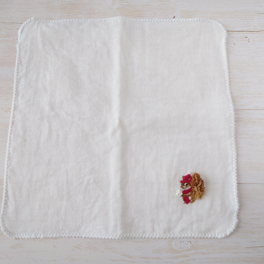 手刺繍入ちっちゃな ガーゼハンカチ【寒がりりす君と雪】