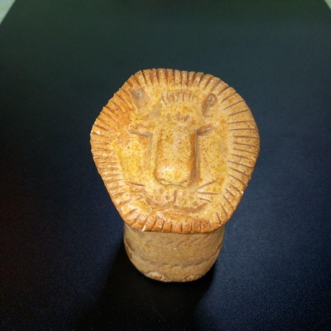 ライオンと思われる置物　※頭の後ろに大きな欠けがございます（要写真確認）