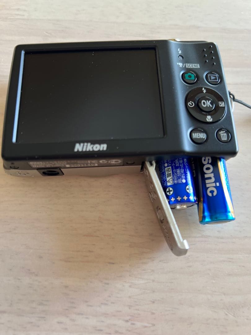 【動作美品】ニコンCOOLPIX シルバー 8GB SDカード付き