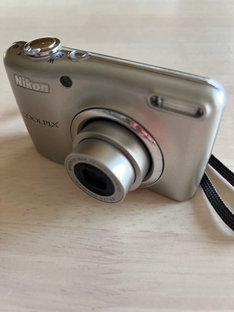【動作美品】ニコンCOOLPIX シルバー 8GB SDカード付き
