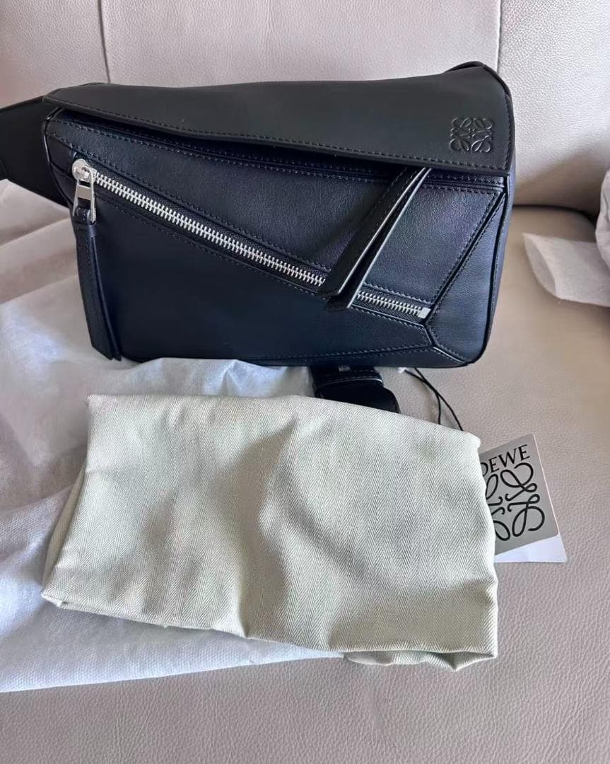 LOEWE 黒いレザーボディバッグ~~~