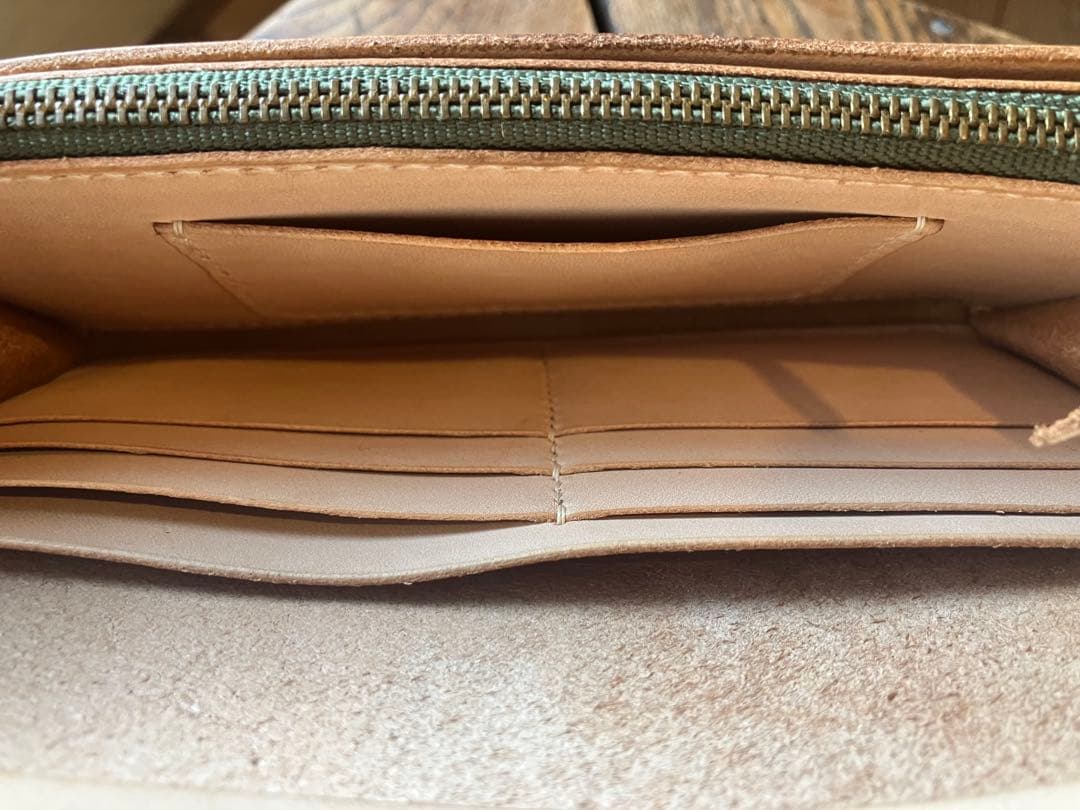 ロングウォレット　ヌメ　ロウ引き アンティークコンチョ