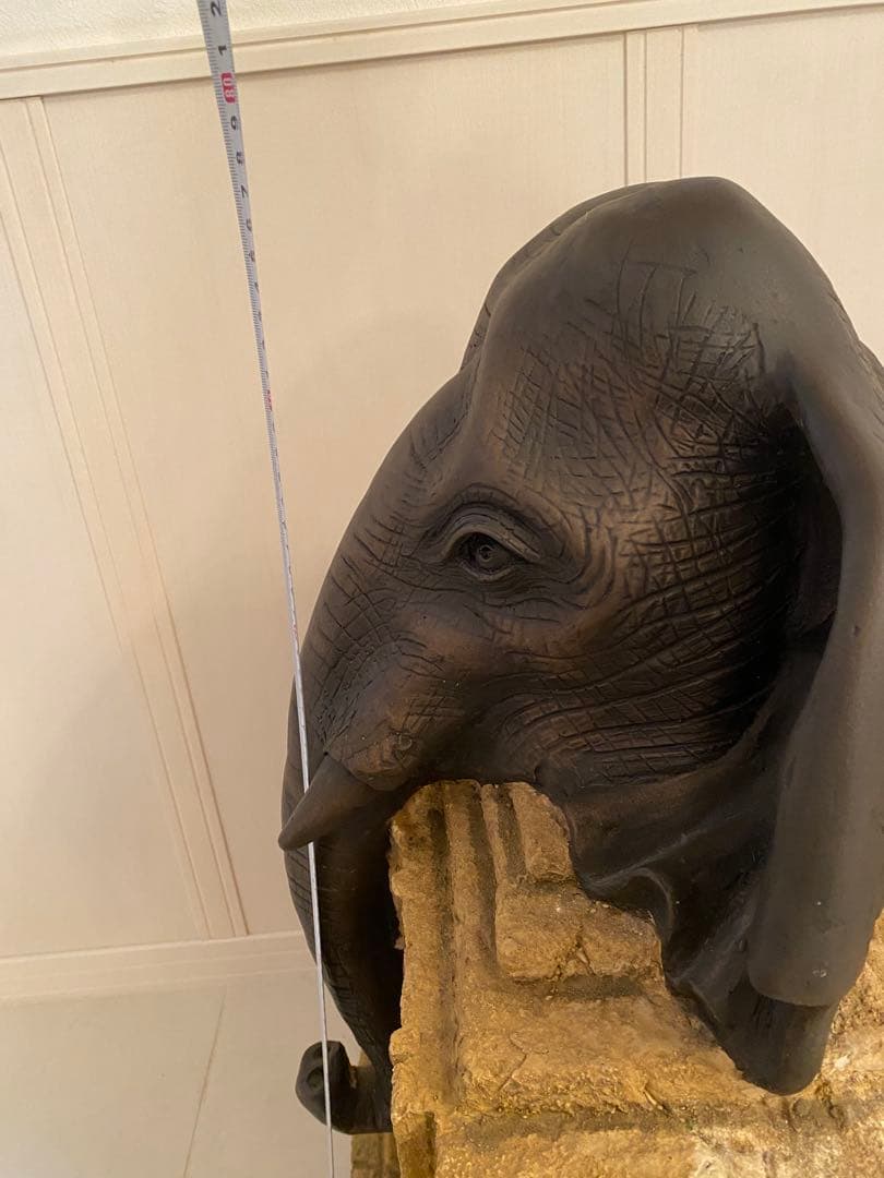 個性的　象のベンチ