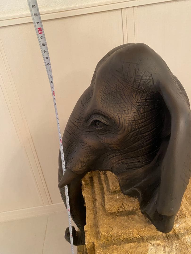 個性的　象のベンチ