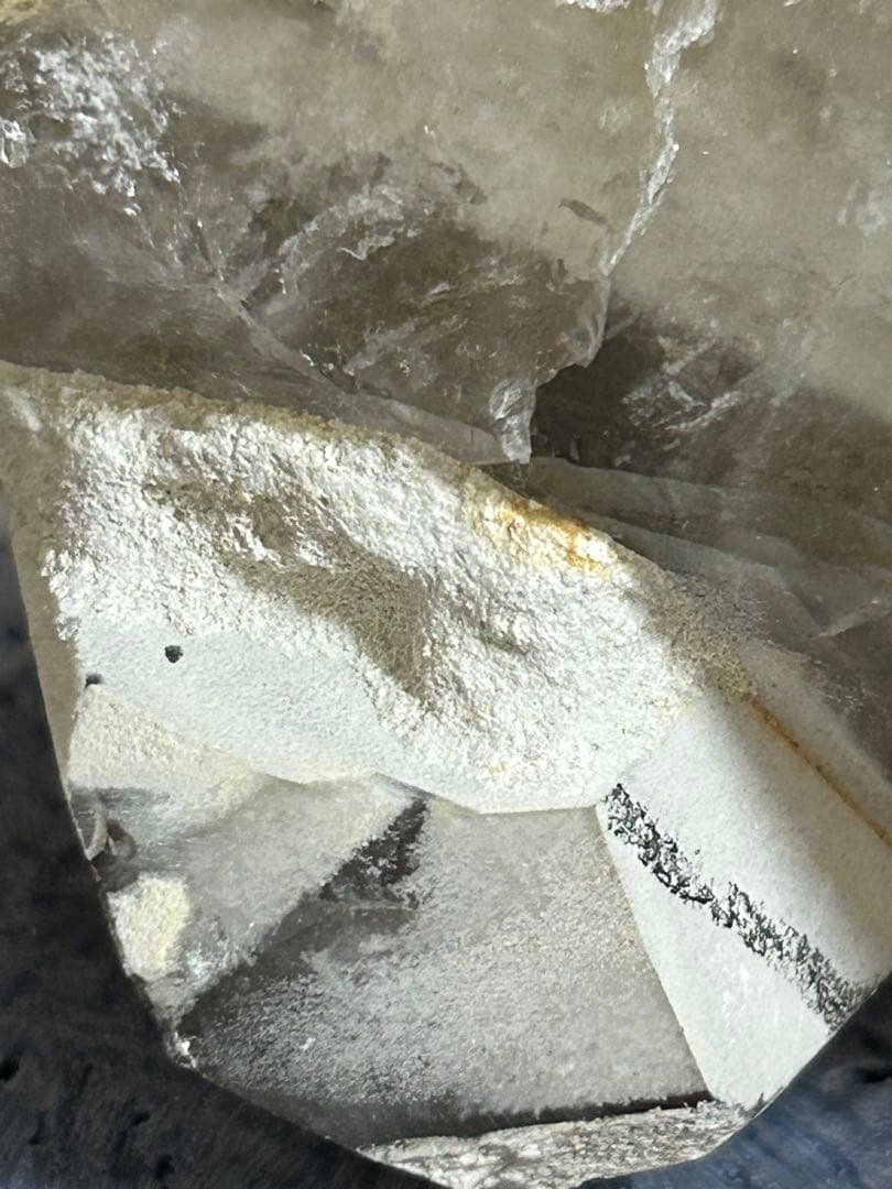 地層の記憶 ― カオリナイト共生 スモーキークォーツファントム