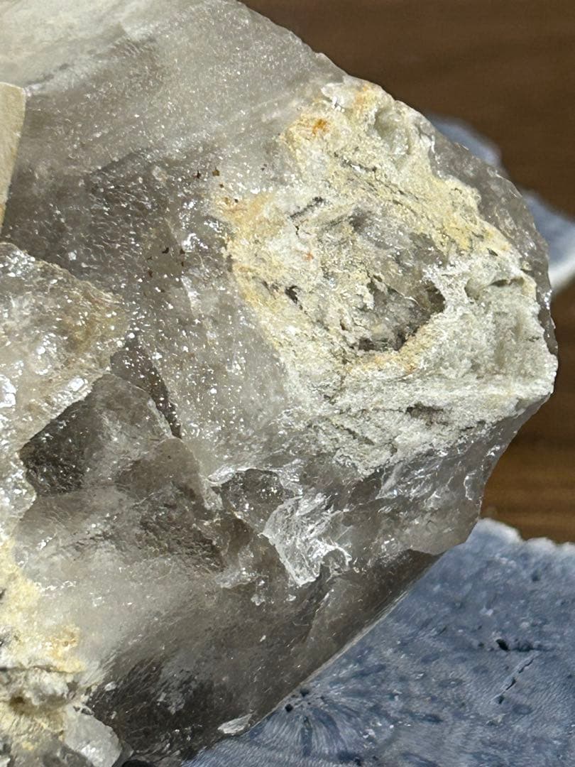 地層の記憶 ― カオリナイト共生 スモーキークォーツファントム