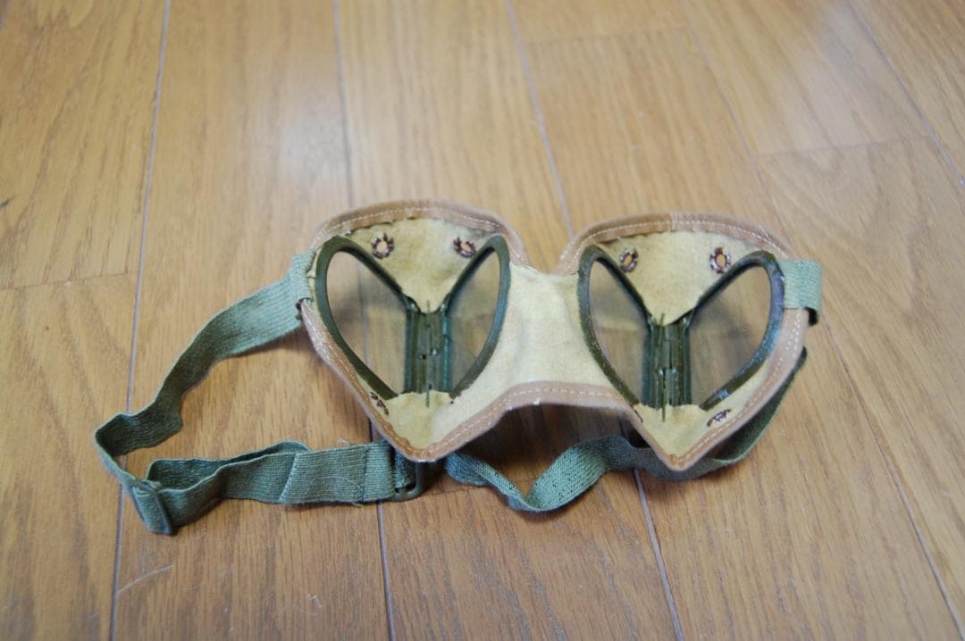 当時の物、日本海軍のゴーグルです。