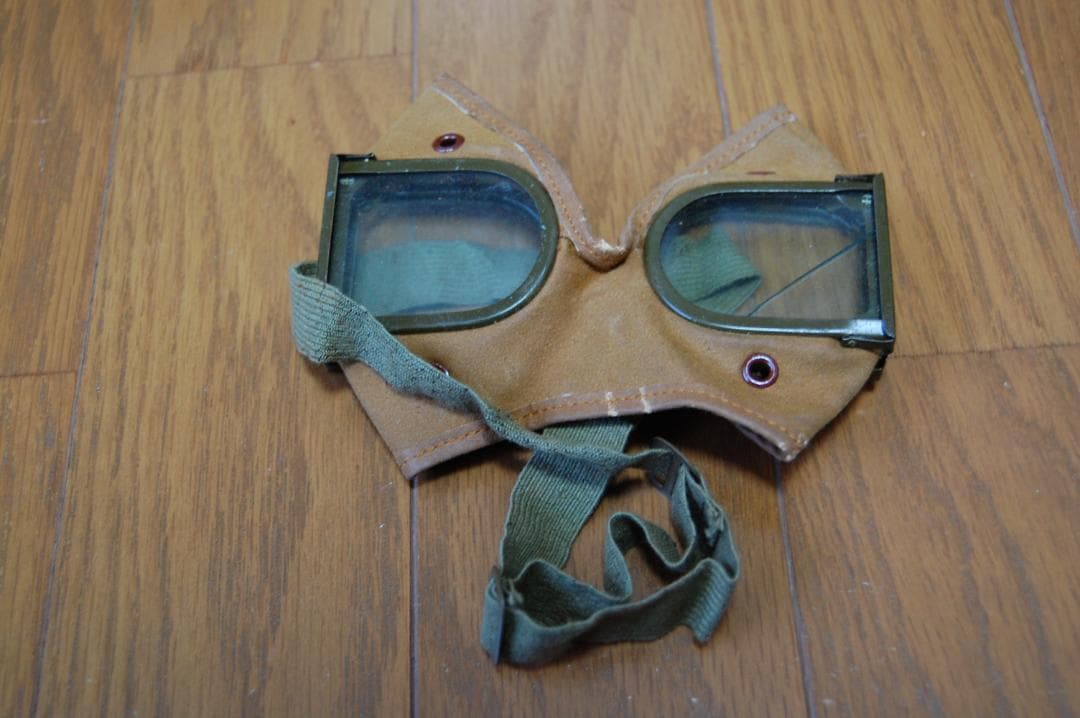 当時の物、日本海軍のゴーグルです。