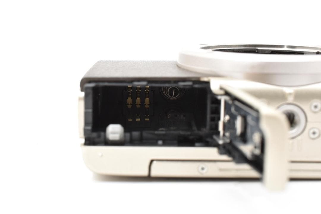 限定5,000台モデル\"Canon EOS M200 リミテッドゴールドキット