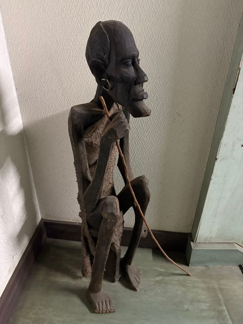 木製彫刻 人物像 杖を持つ