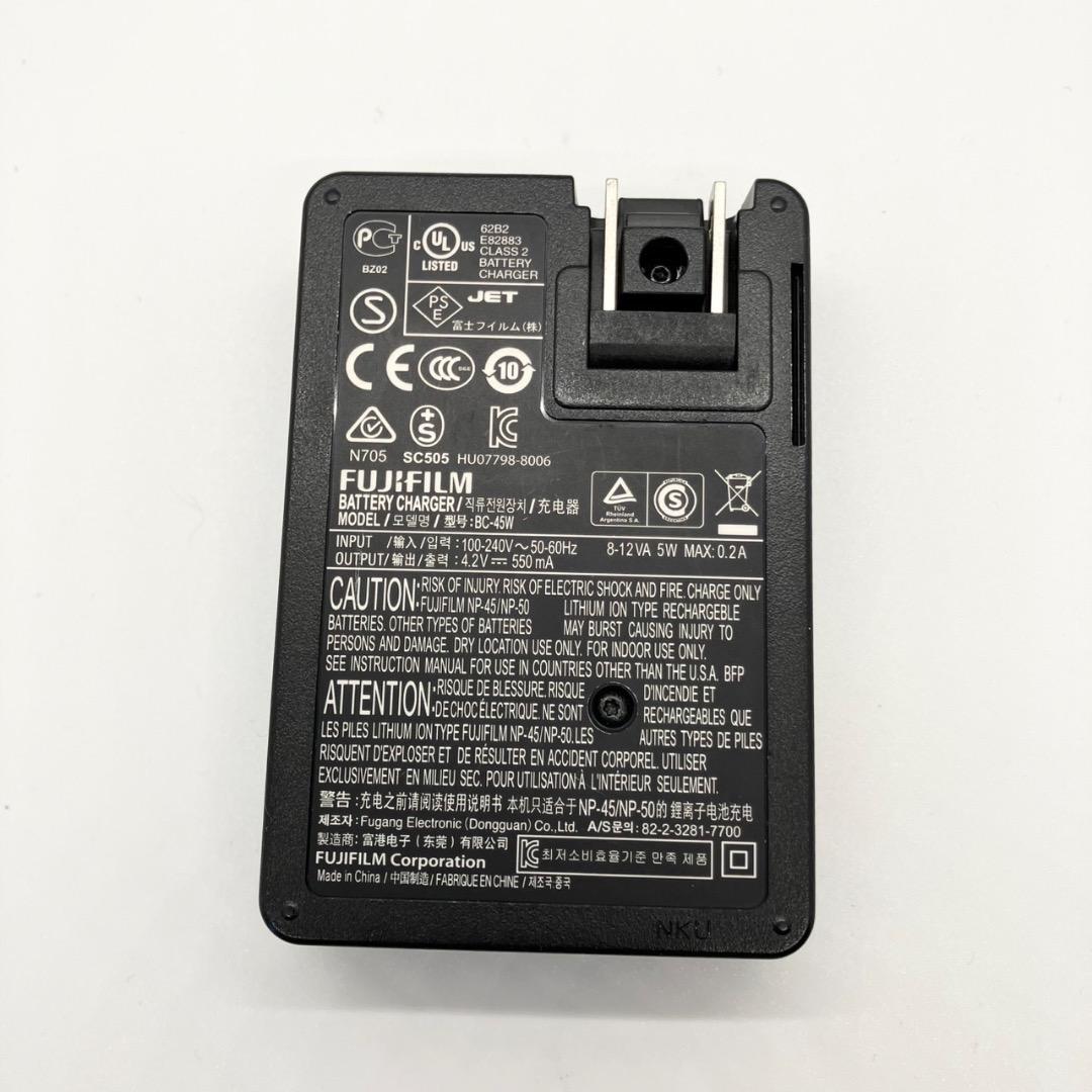 FUJIFILM FinePix F70EXR デジカメ シルバー 充電器 匿名