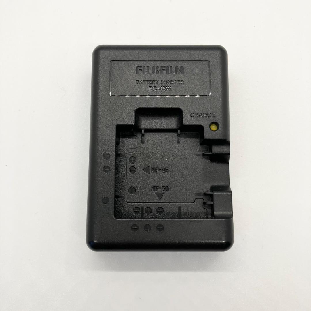FUJIFILM FinePix F70EXR デジカメ シルバー 充電器 匿名