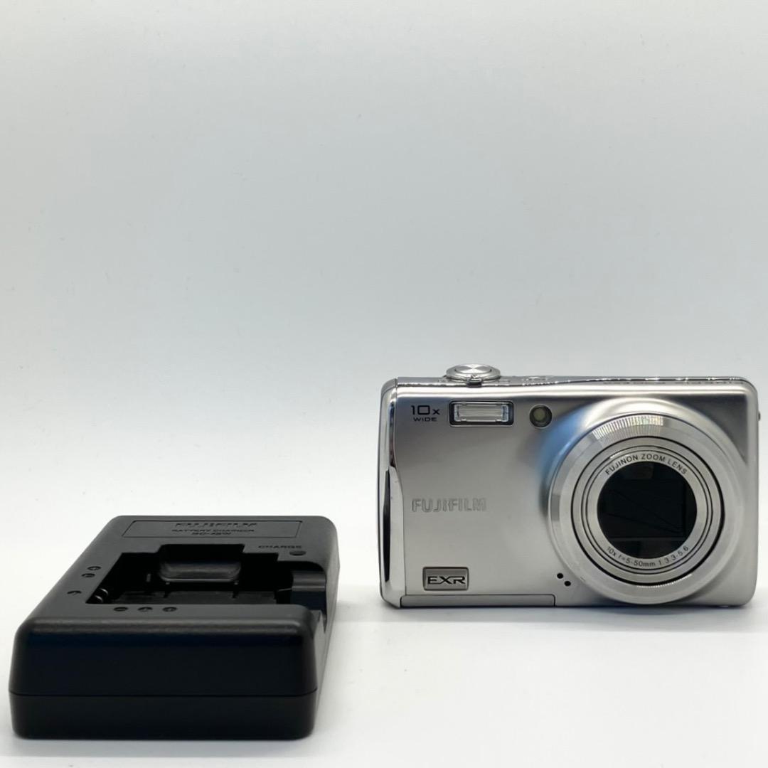 FUJIFILM FinePix F70EXR デジカメ シルバー 充電器 匿名
