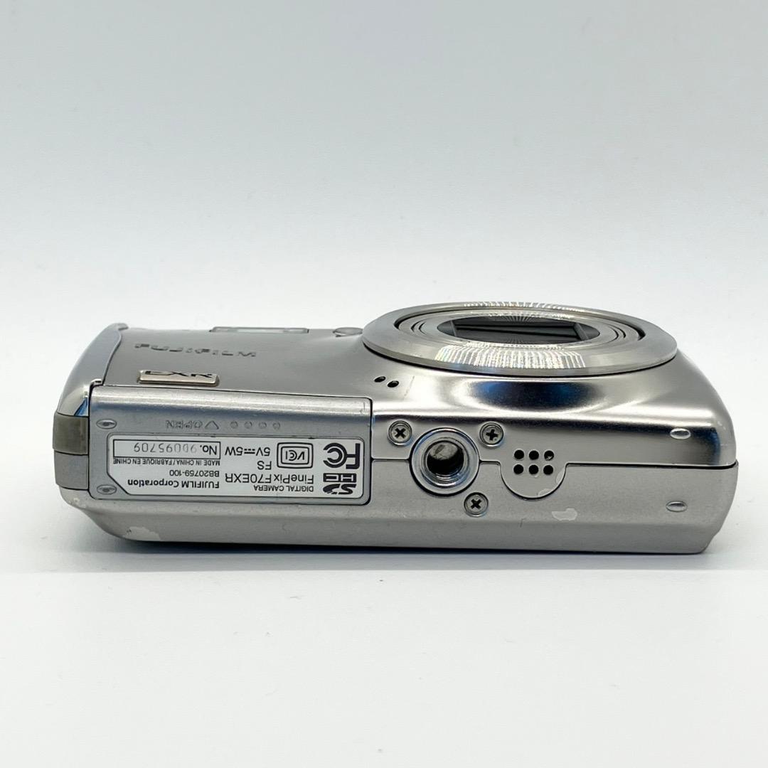 FUJIFILM FinePix F70EXR デジカメ シルバー 充電器 匿名