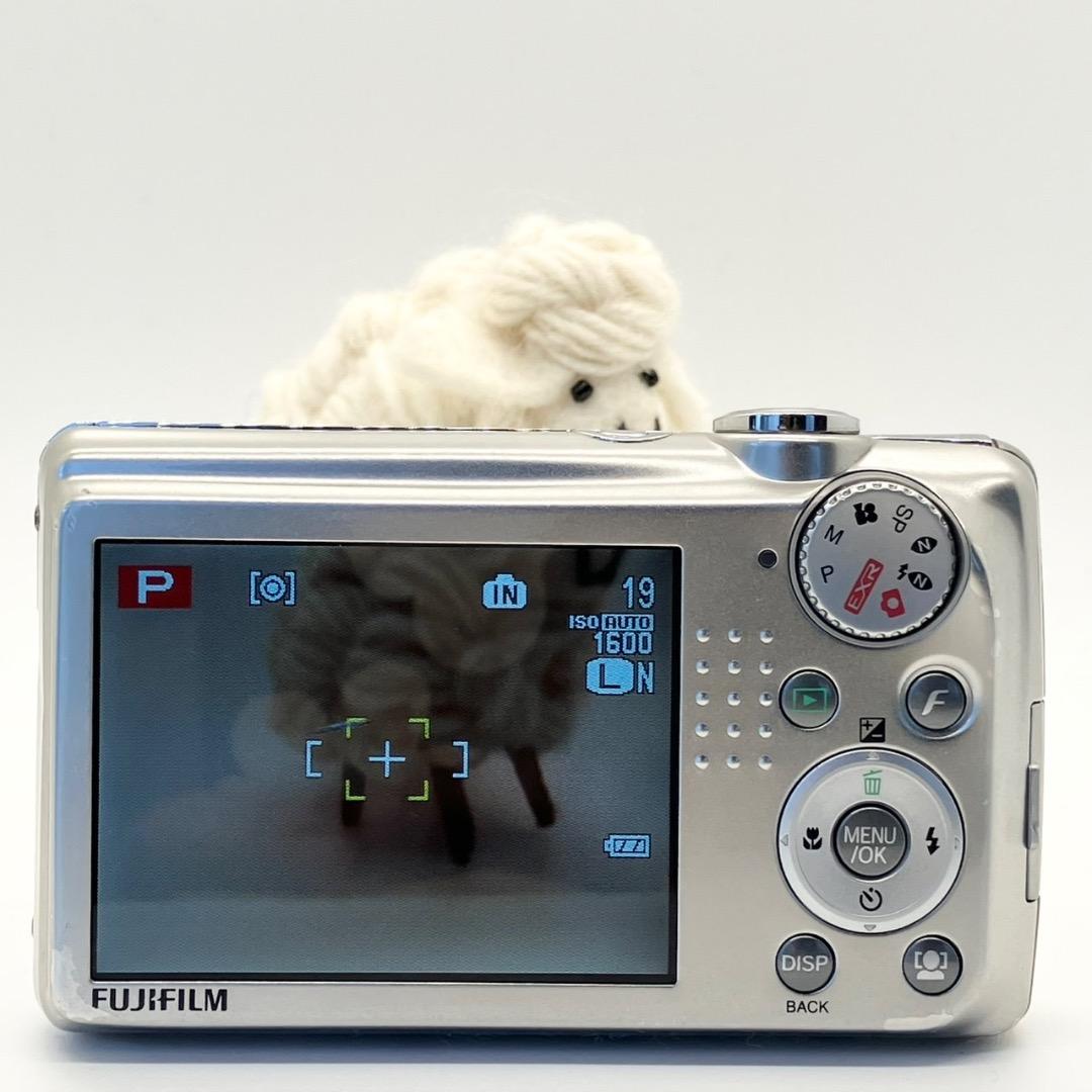 FUJIFILM FinePix F70EXR デジカメ シルバー 充電器 匿名