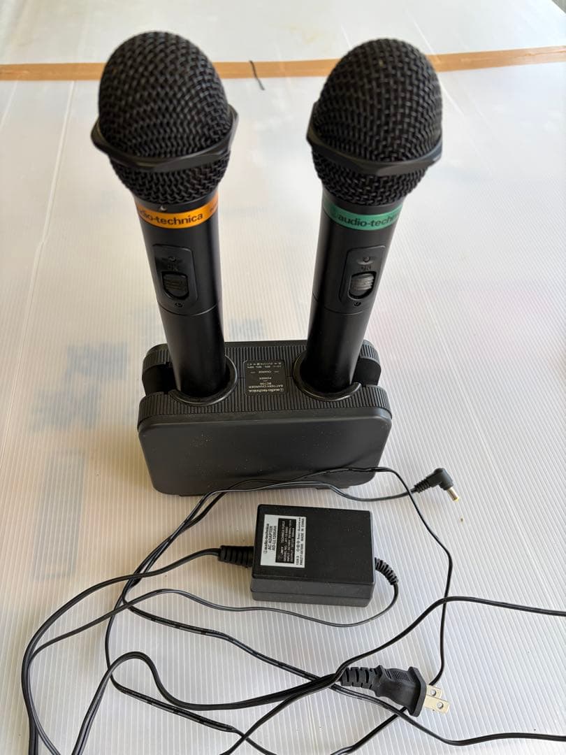 カラオケ用マイクセット　マイク2本付き中古品バッテリーチャージャー有り