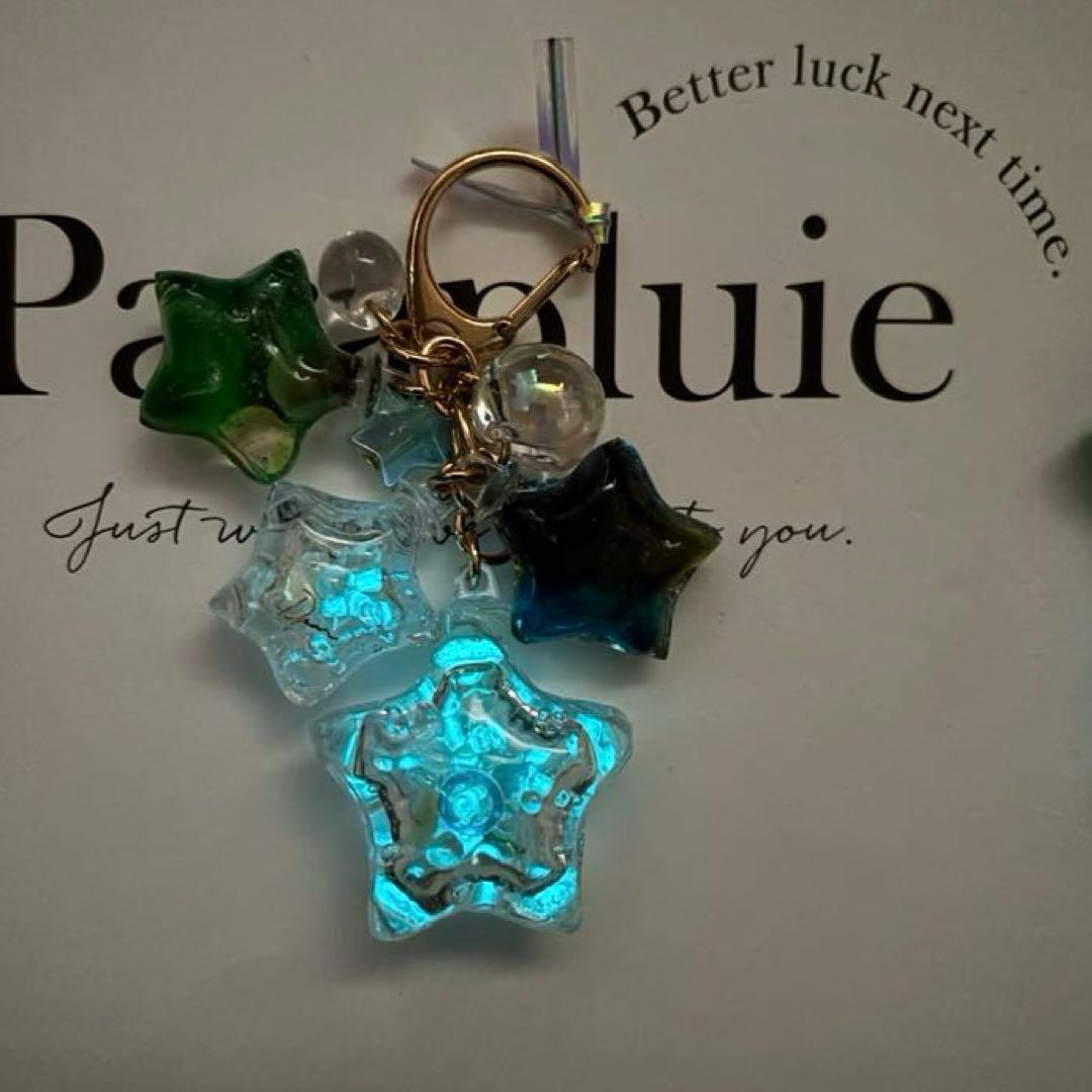 レジンシャカシャカキーホルダー　星　ブルー・グリーン　グラデーション　蓄光
