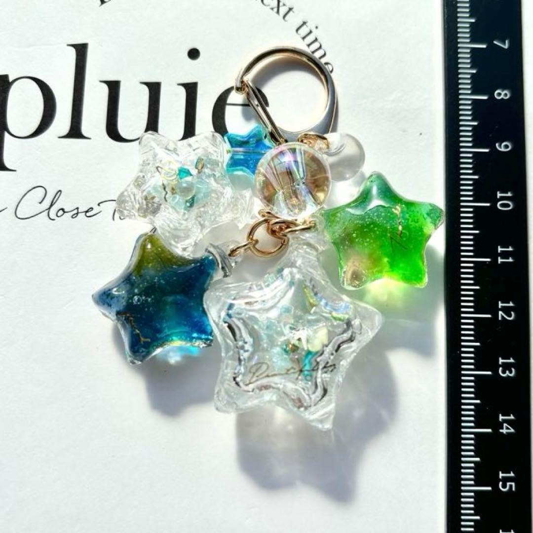 レジンシャカシャカキーホルダー　星　ブルー・グリーン　グラデーション　蓄光