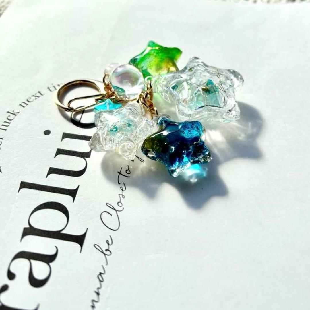 レジンシャカシャカキーホルダー　星　ブルー・グリーン　グラデーション　蓄光