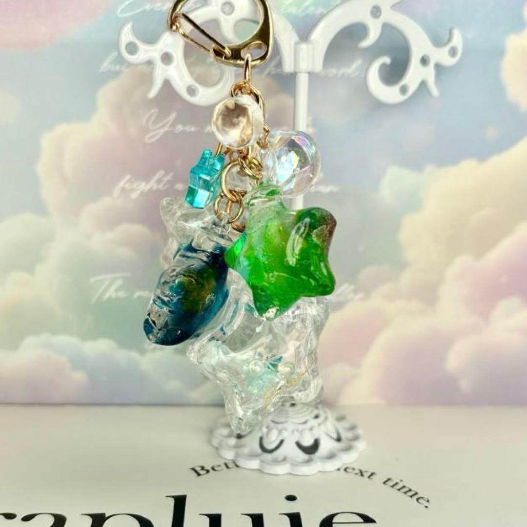 レジンシャカシャカキーホルダー　星　ブルー・グリーン　グラデーション　蓄光