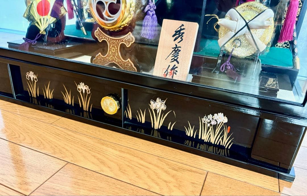 五月人形 鎧兜 ガラスケース入り、松明照明付、オルゴール付き