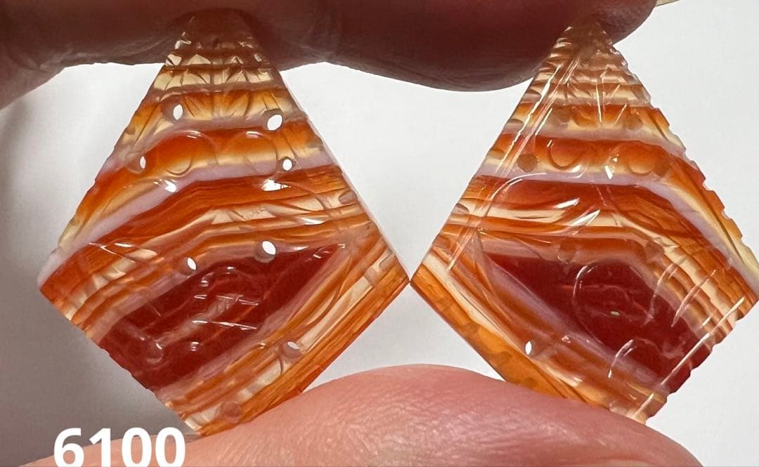 ブルータイガーアイ、カーネリアン、ラピスラズリ　カービング　14kgf ピアス