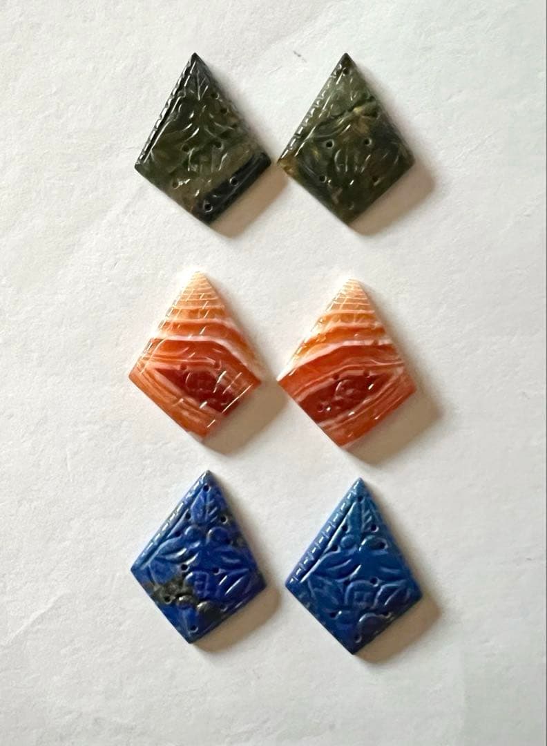 ブルータイガーアイ、カーネリアン、ラピスラズリ　カービング　14kgf ピアス