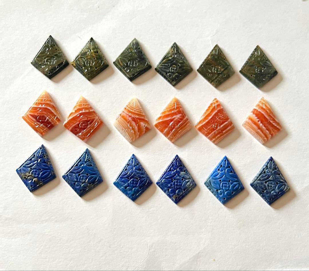 ブルータイガーアイ、カーネリアン、ラピスラズリ　カービング　14kgf ピアス